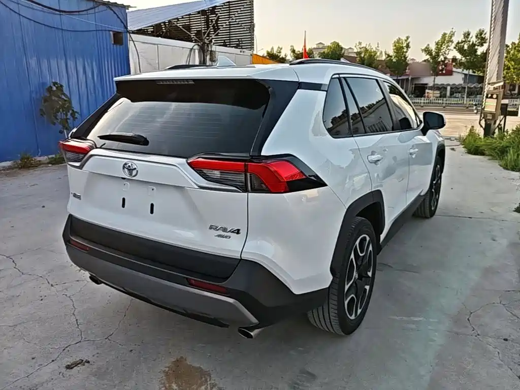 Toyota RAV4 — миниатюра 5