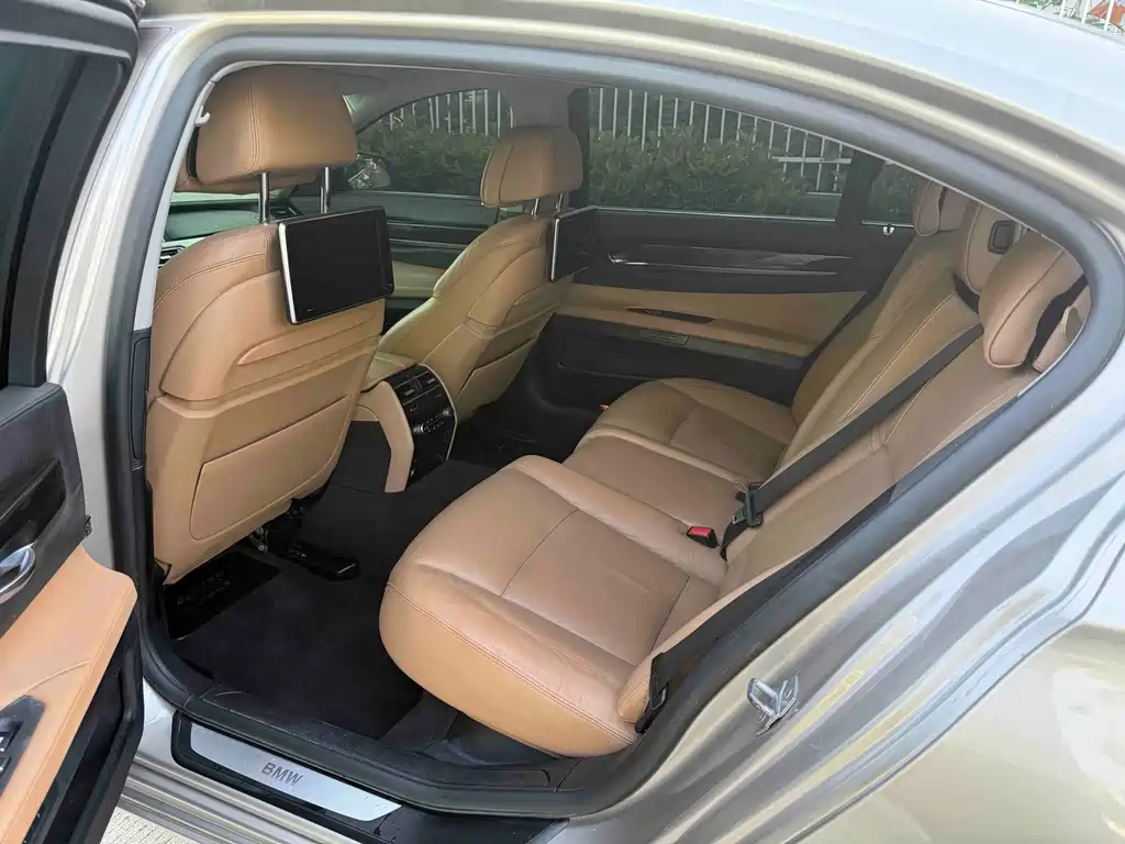 BMW 7 Series — миниатюра 12