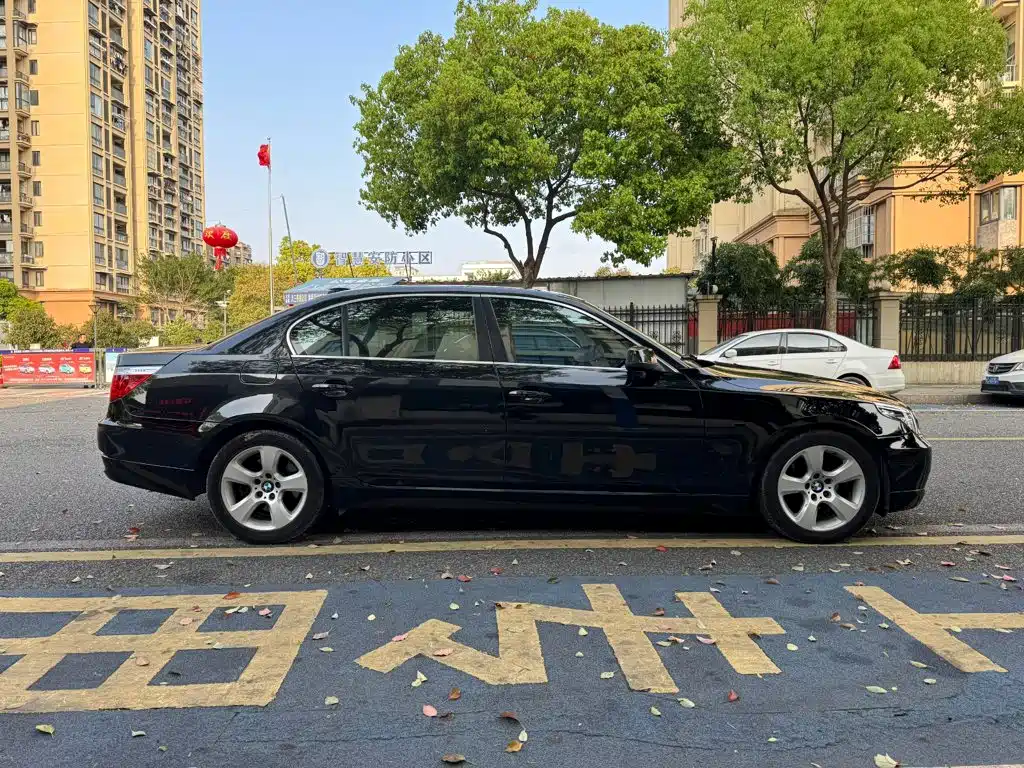BMW 5 Series — миниатюра 6