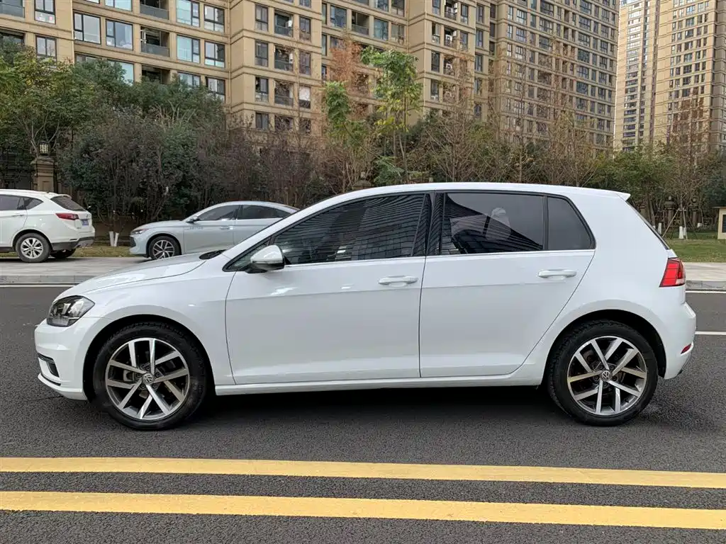 VOLKSWAGEN GOLF