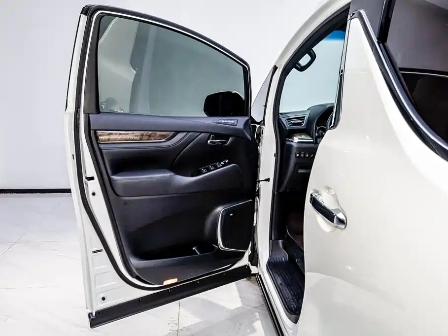 Toyota Vellfire — миниатюра 8