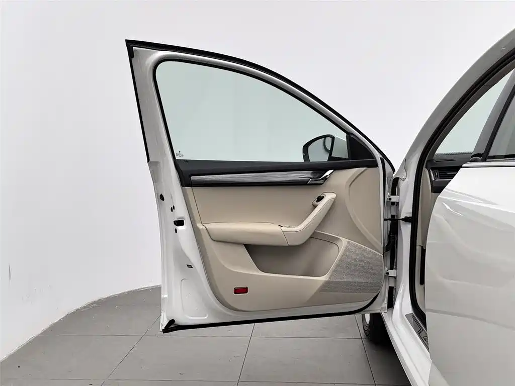 Skoda Octavia 2015 1.6L AT