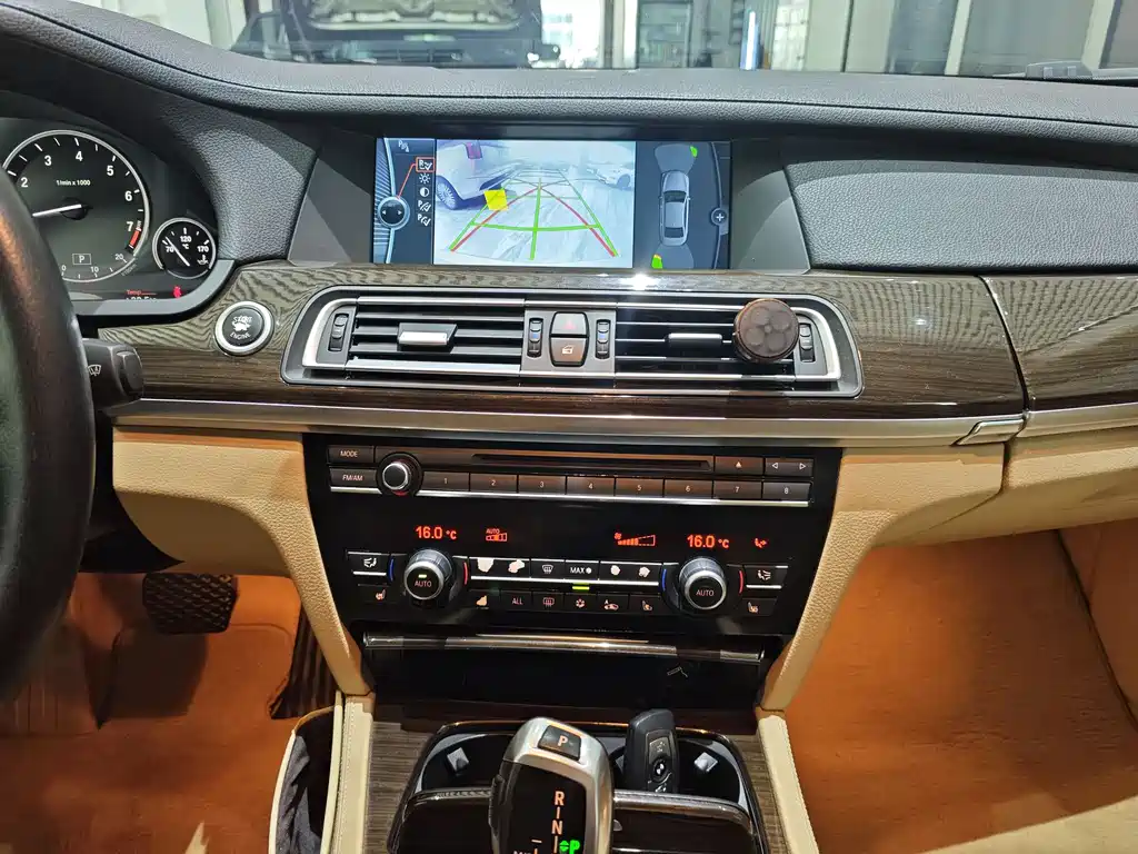 BMW 7 Series — миниатюра 14