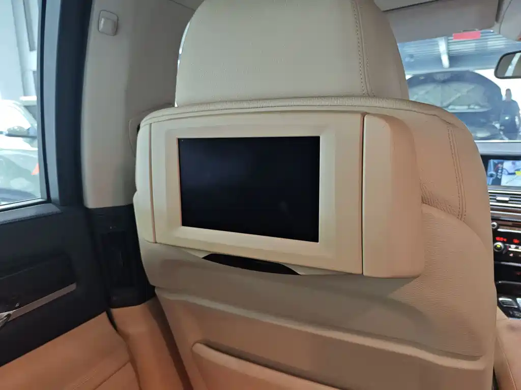 BMW 7 Series — миниатюра 16