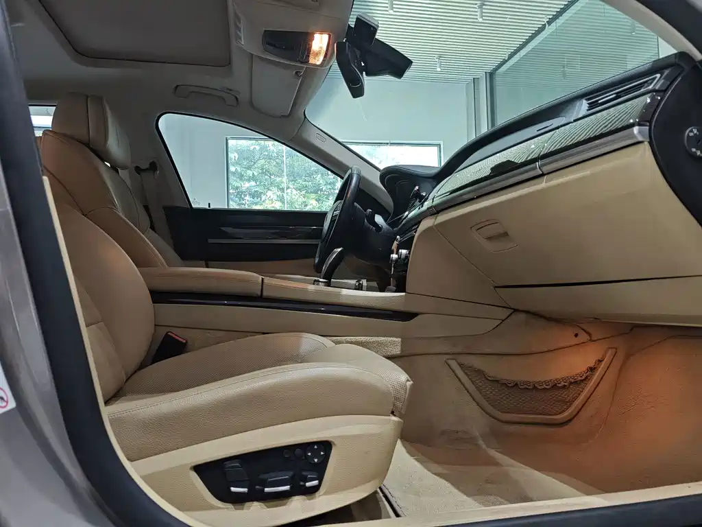 BMW 7 Series — миниатюра 21
