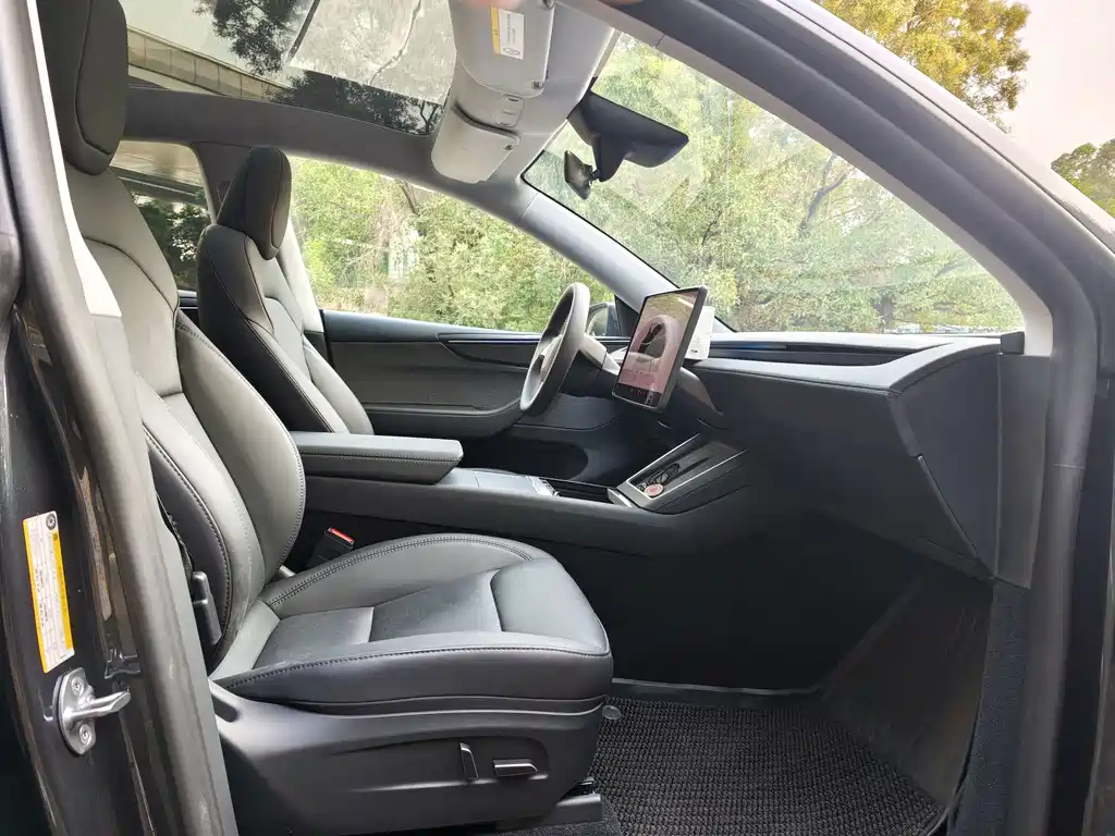 Tesla Model Y — миниатюра 14
