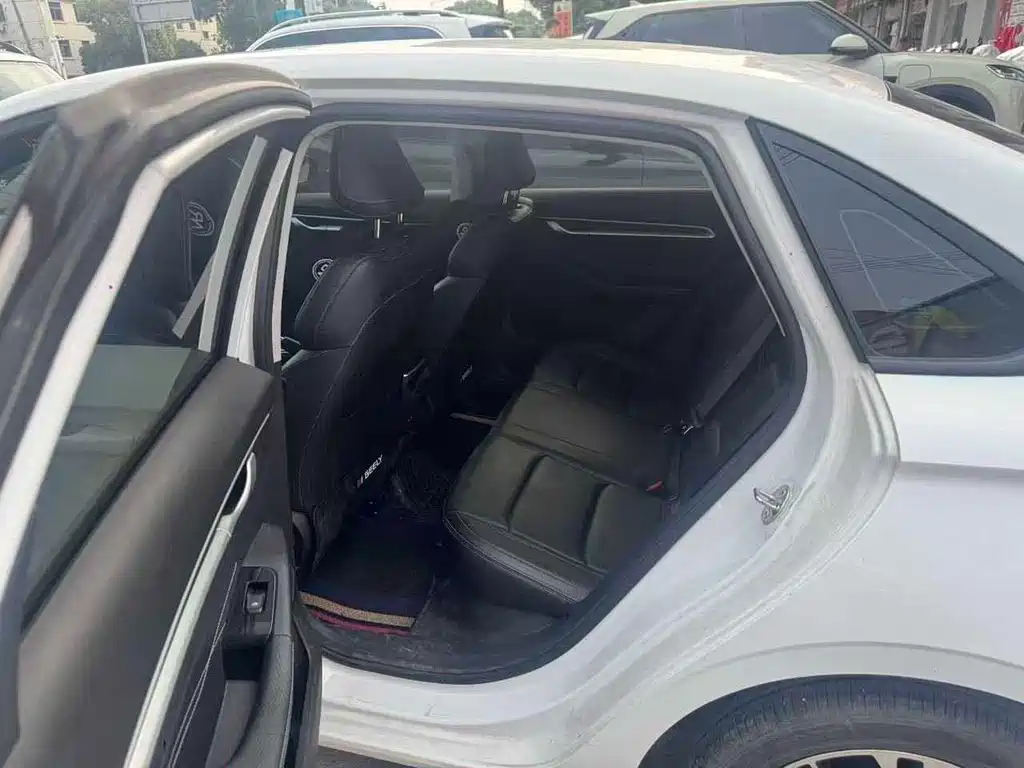Geely Emgrand 2025 4 1.5L MT