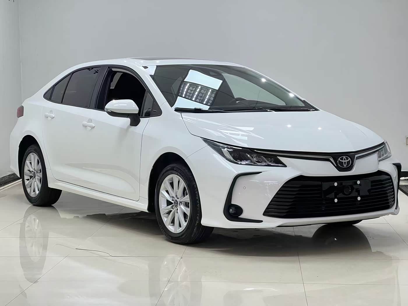 Toyota Corolla 1.2 л 2023 г. Белый, пробег 9200 км