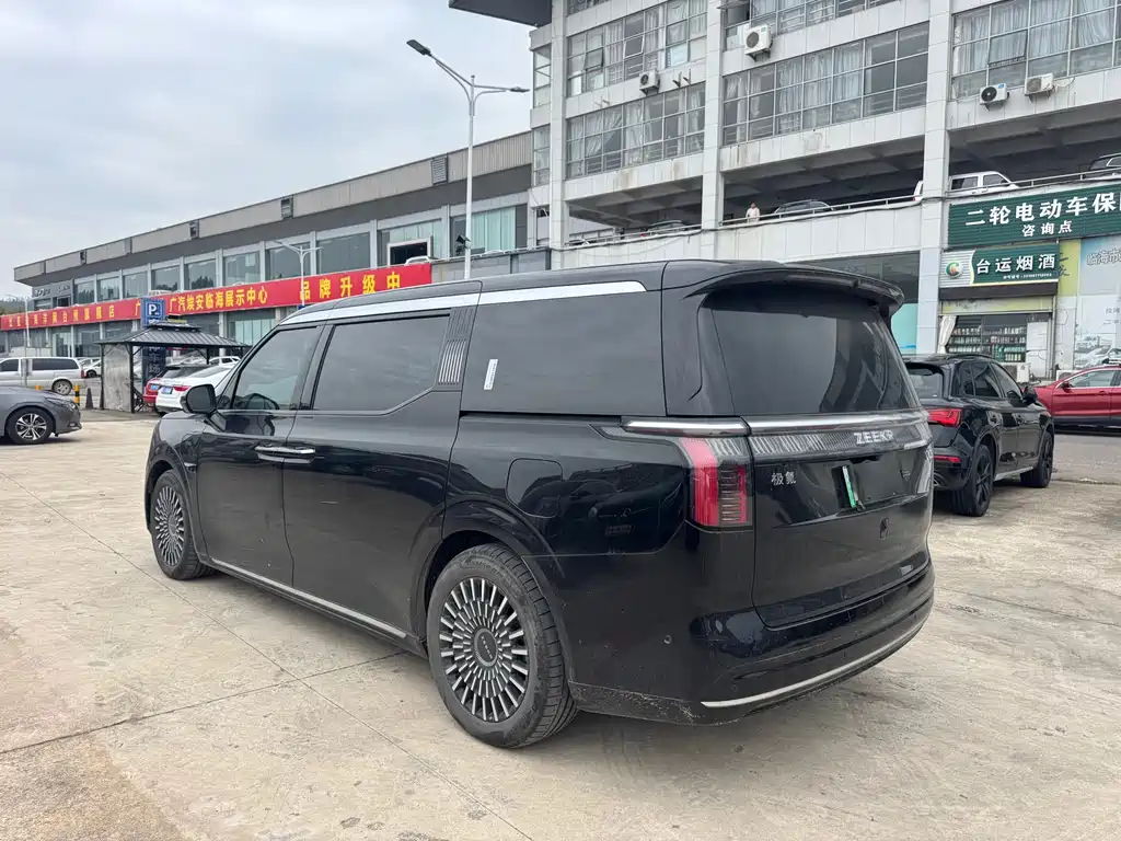 Zeekr 009 2024 мест 108kWh