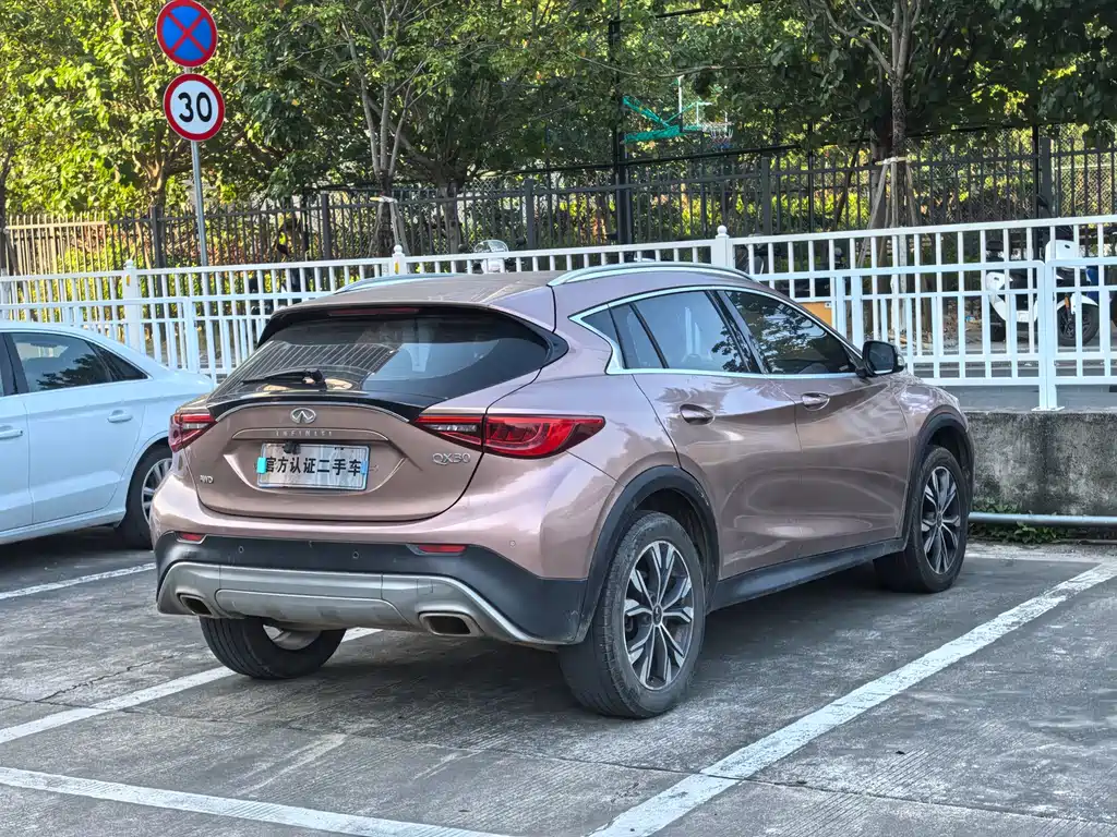 Infiniti QX30 2.0T 4WD Sport Edition, фото 18
