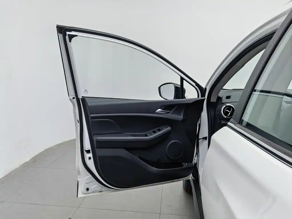 BYD Yuan EV — миниатюра 8