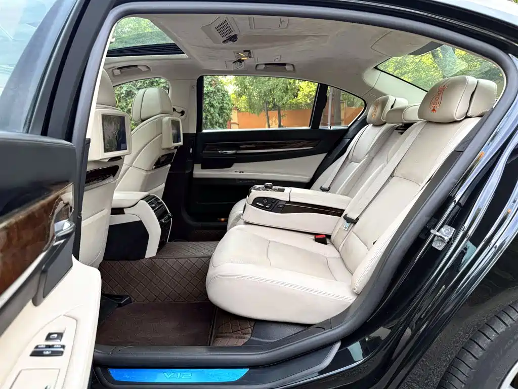 BMW 7 Series — миниатюра 10