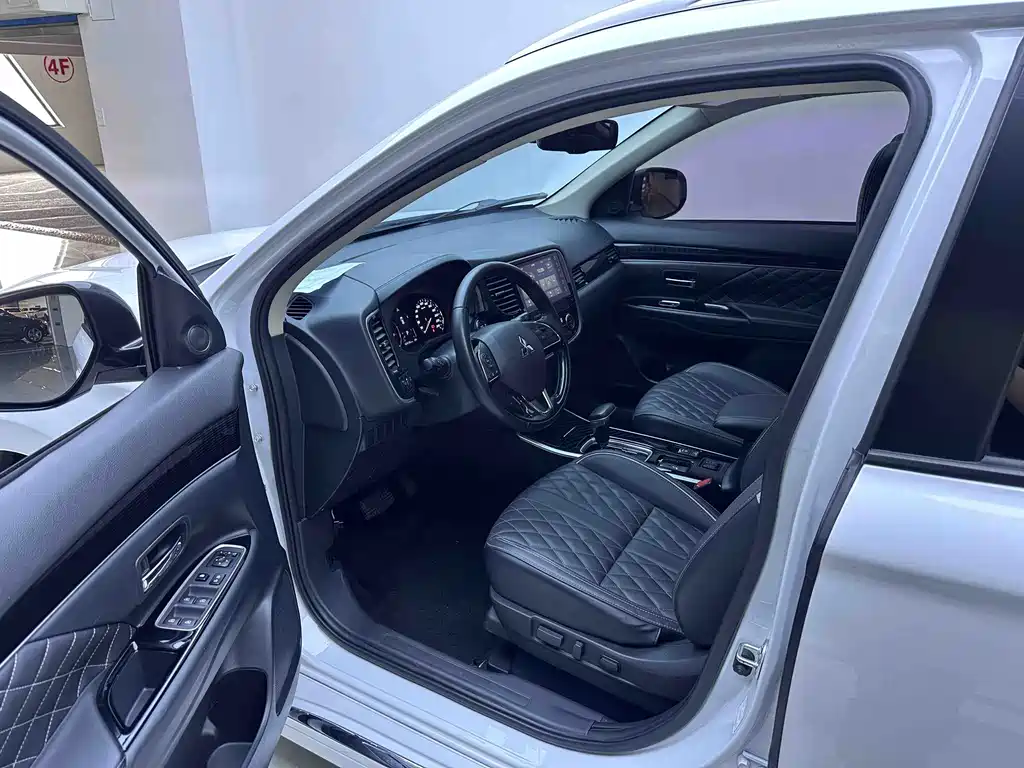 Mitsubishi Outlander — миниатюра 9