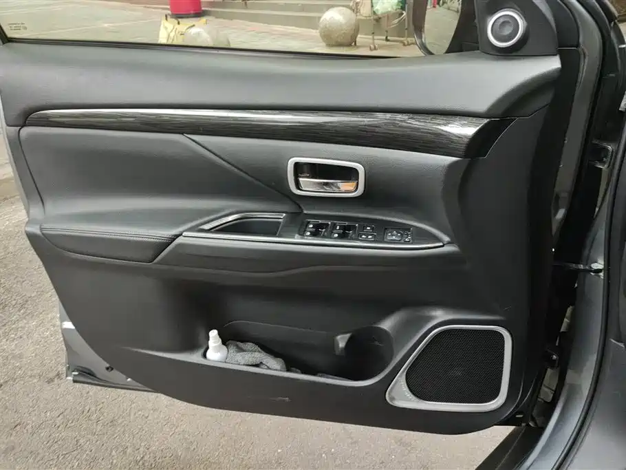 Mitsubishi Outlander 2018 2.4L Elite 5 мест
