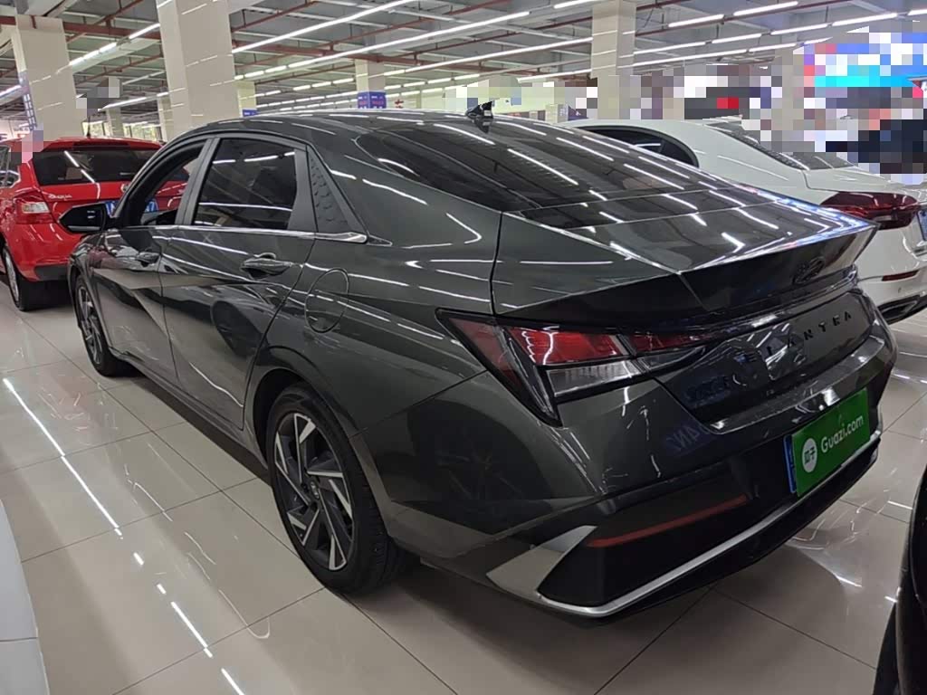 Hyundai Elantra 1.5 л 2025 г. Серебристо-серый, пробег 10500 км