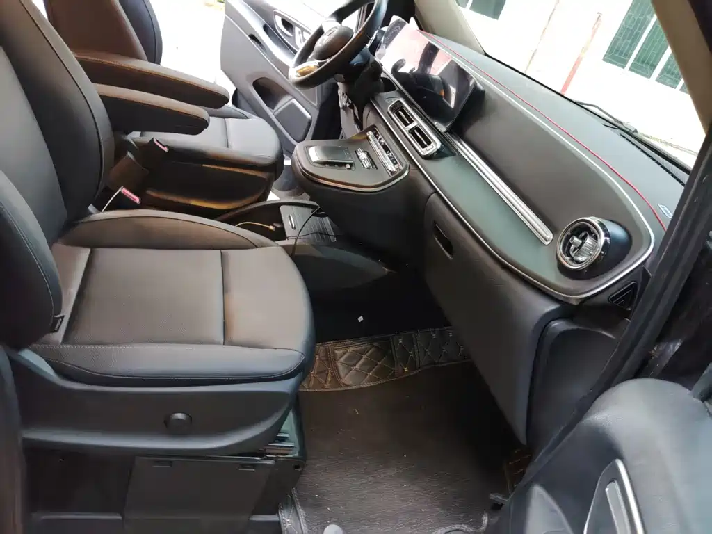 Mercedes-Benz Vito 2023 2.0T 7 мест