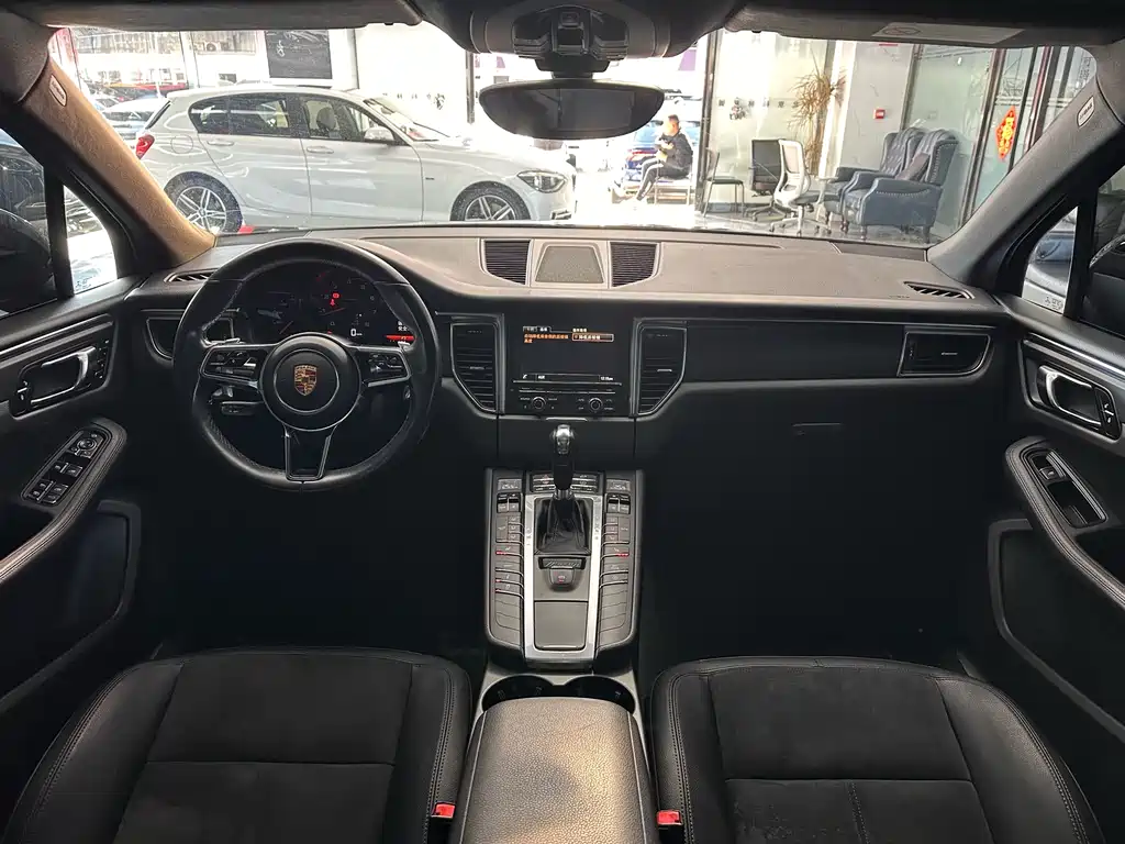 PORSCHE MACAN