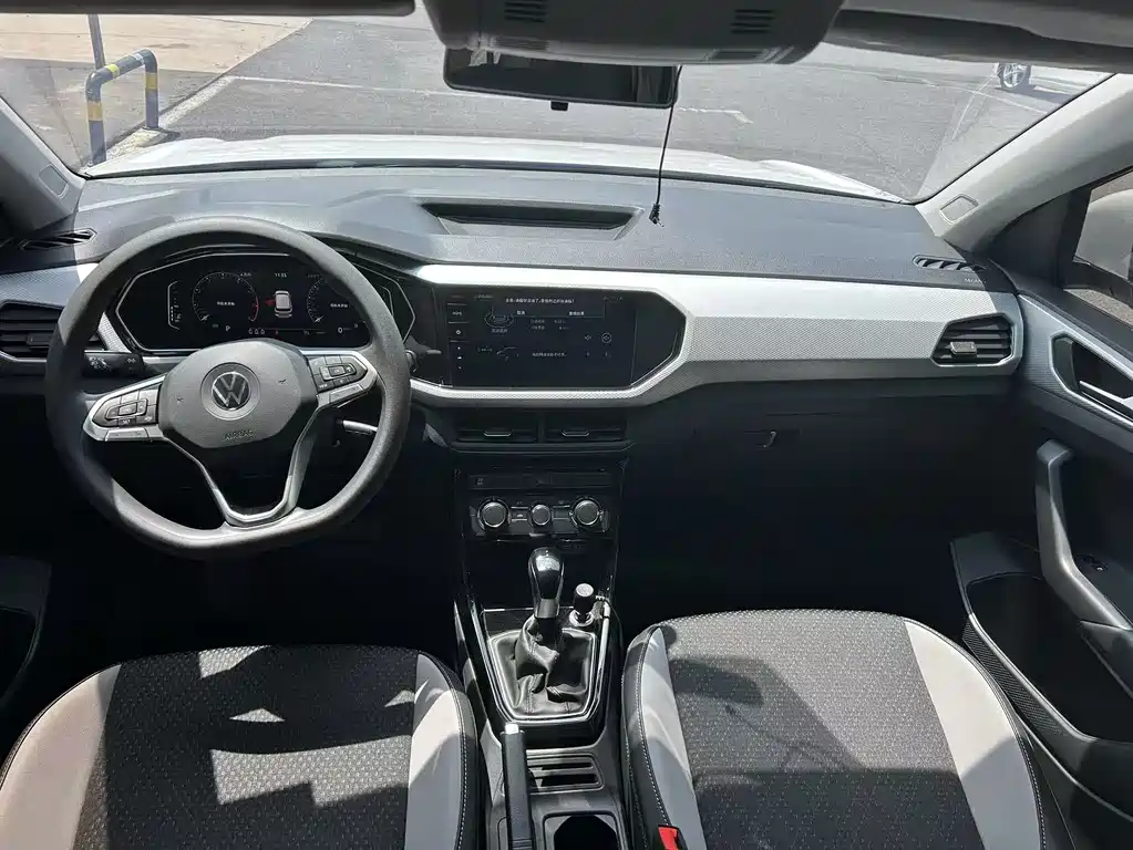 Volkswagen Tacqua 2020 1.5L AT