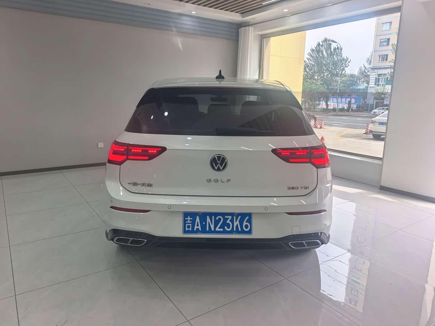 Volkswagen Golf 1.4 л 2023 г. Белый, пробег 22000 км