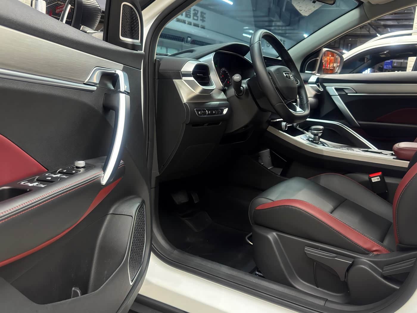 Geely Binyue 1.4 л 2023 г. Белый, пробег 25000 км