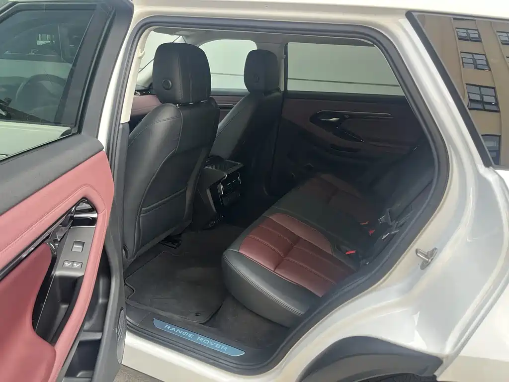 Land Rover Range Rover Evoque 2023 L P300e