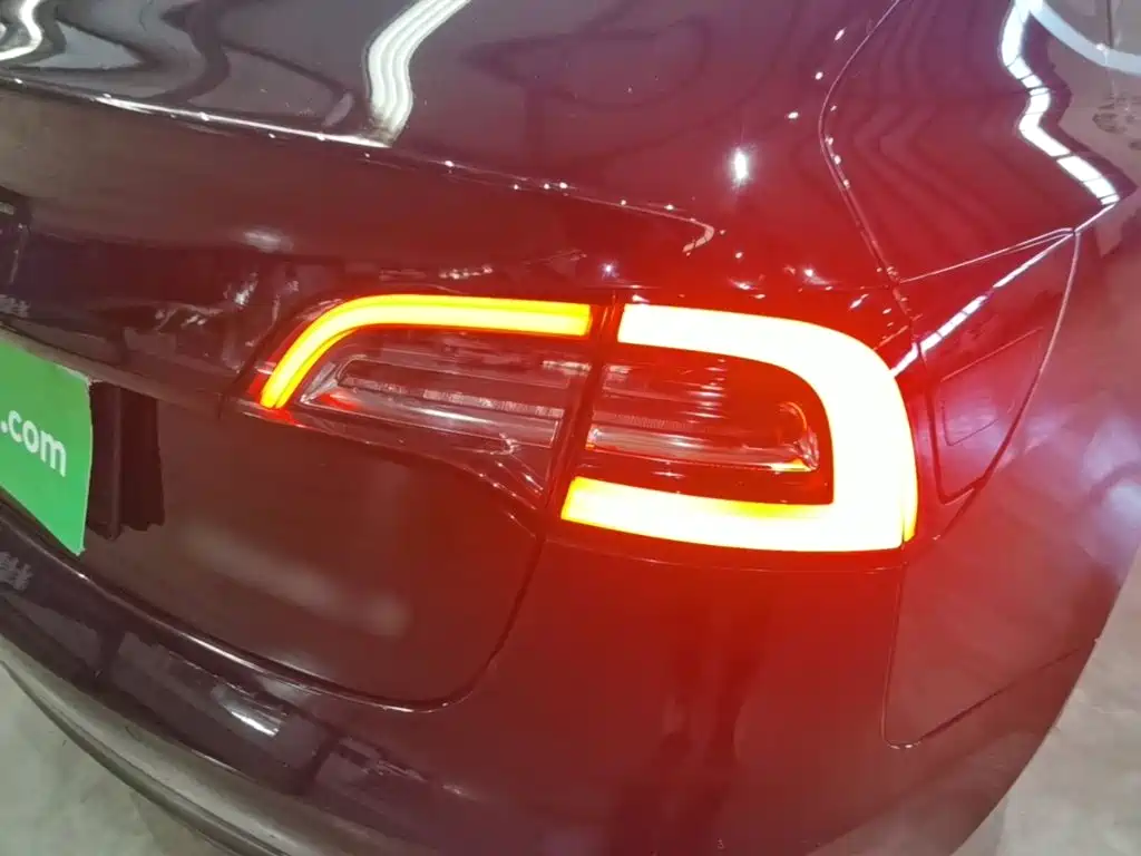 Tesla Model 3 — миниатюра 8