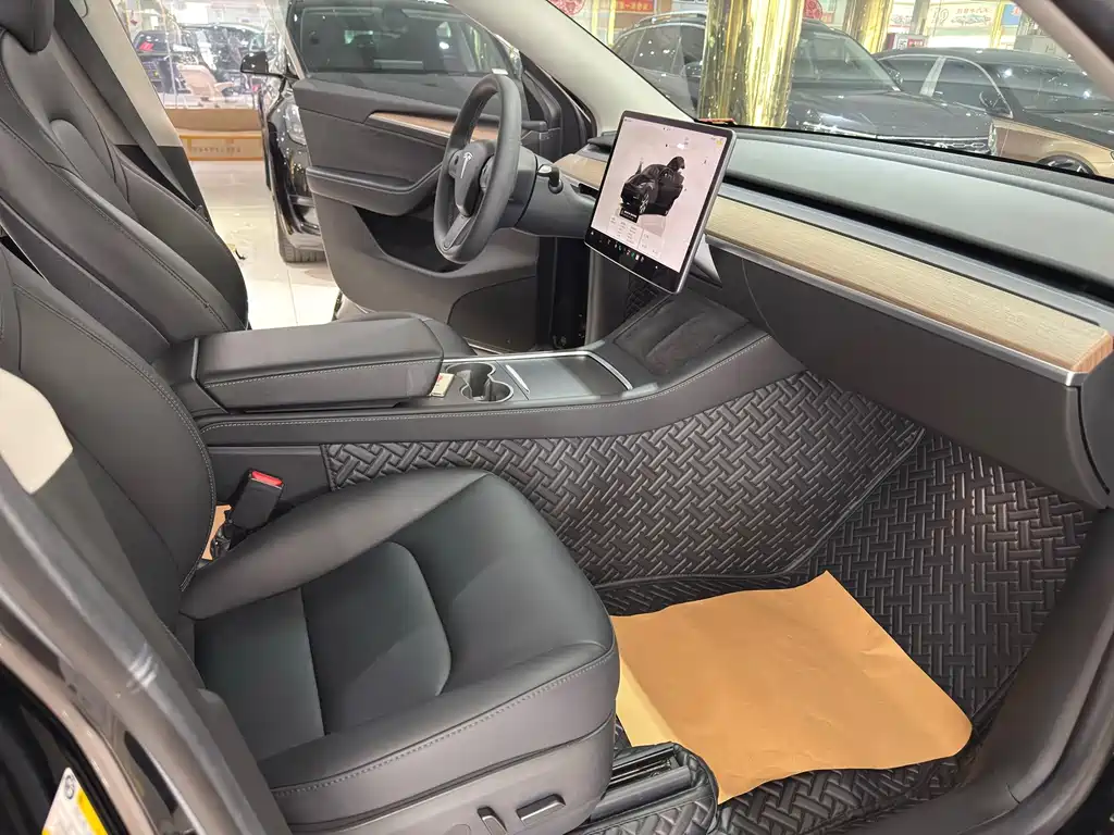 Tesla Model Y — миниатюра 8