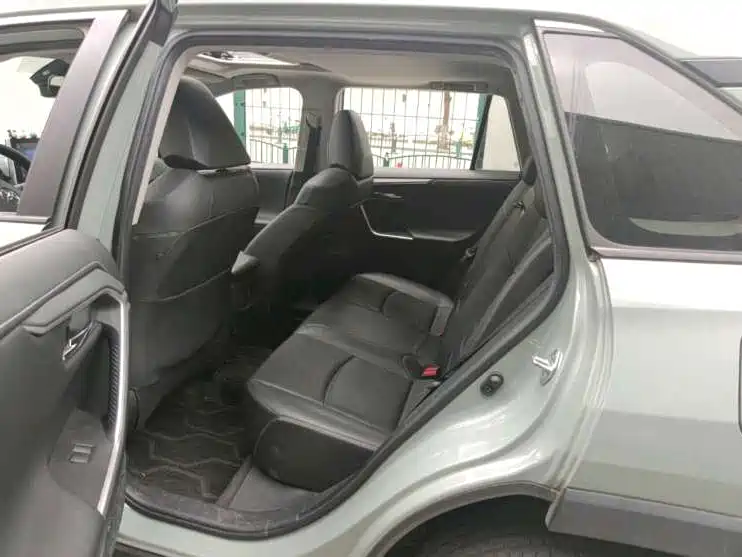 Toyota RAV4 — миниатюра 8