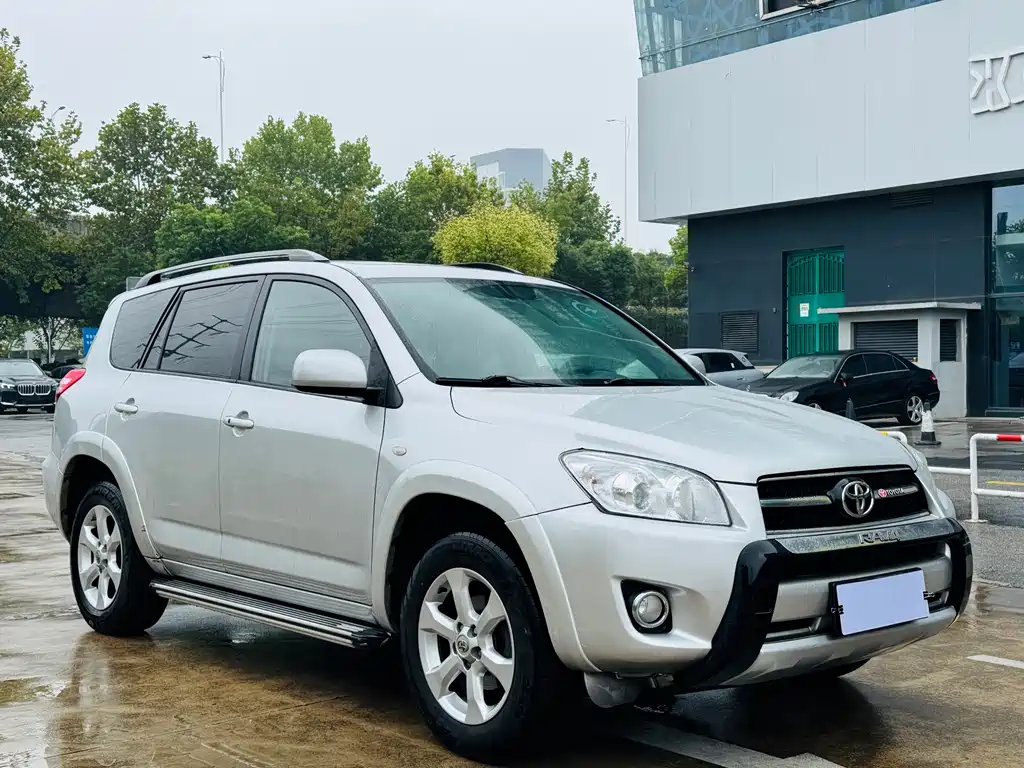 Toyota RAV4 — миниатюра 3