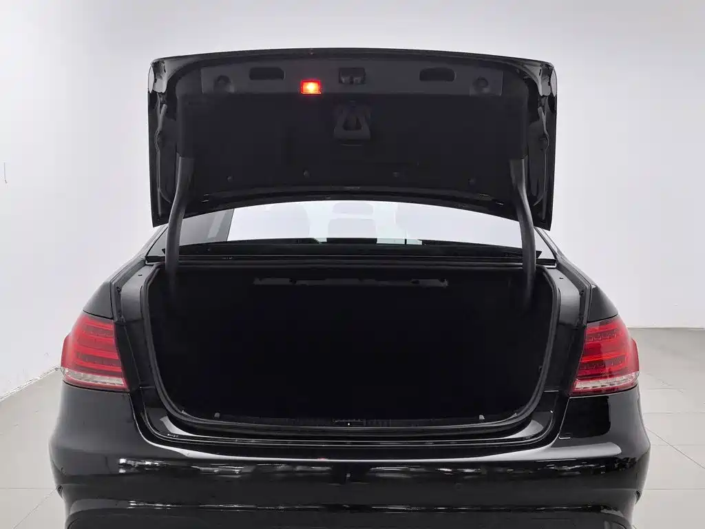 Mercedes-Benz E-Class — миниатюра 16