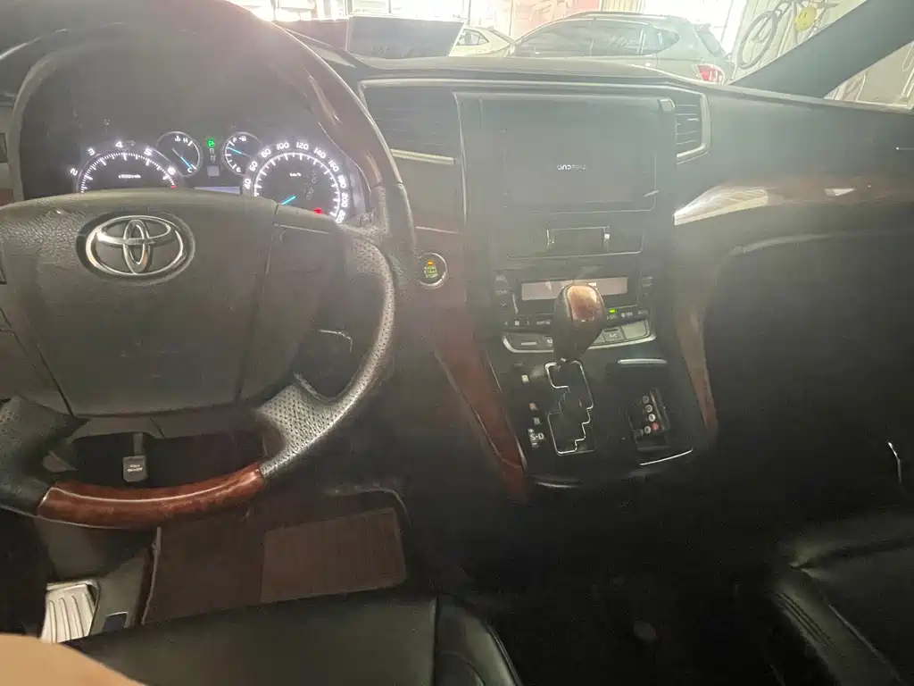 Toyota Alphard — миниатюра 7