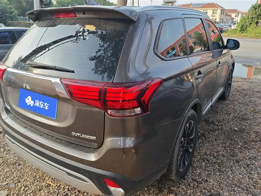 MITSUBISHI OUTLANDER