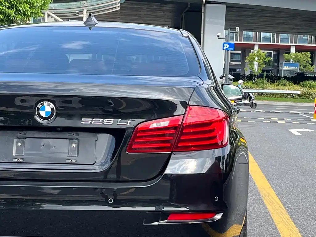 BMW 5 Series — миниатюра 7