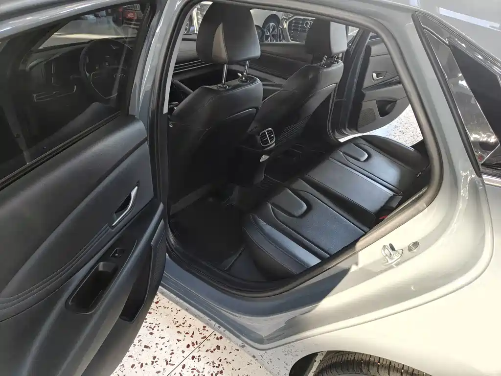 Hyundai Elantra — миниатюра 11