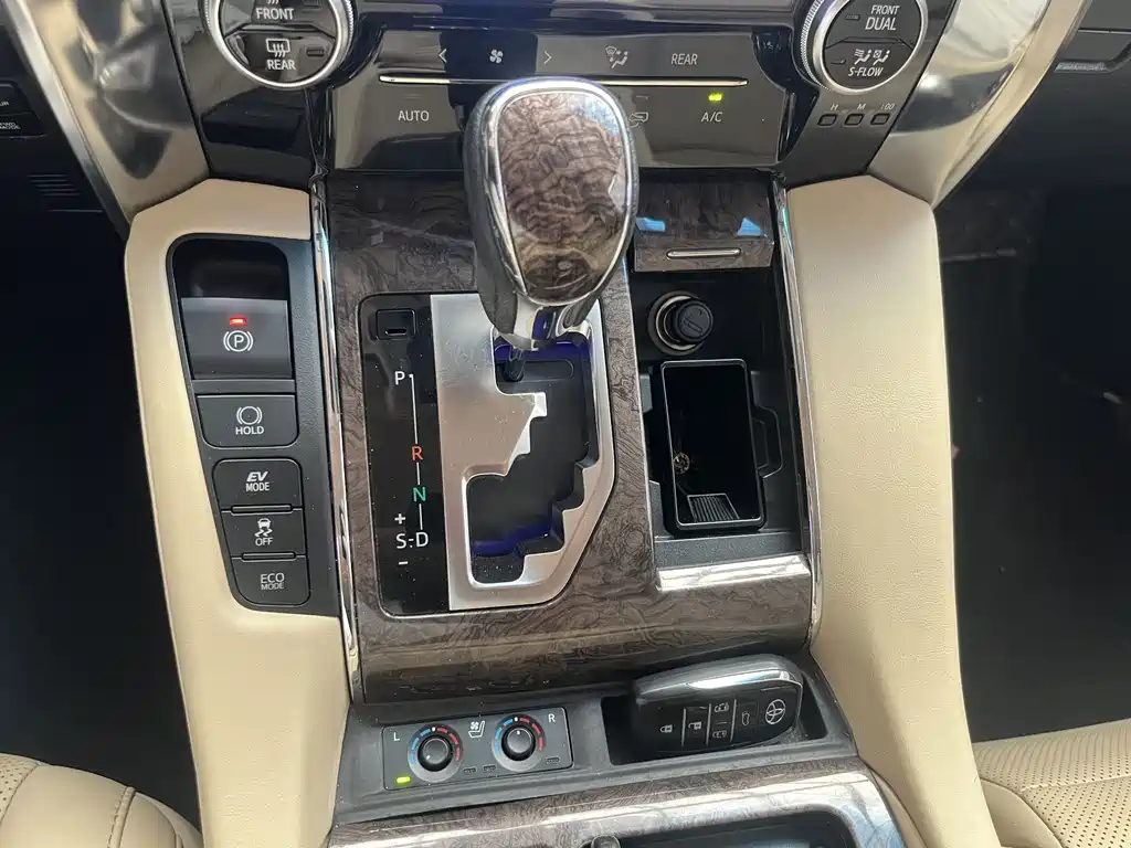 Toyota Alphard — миниатюра 9