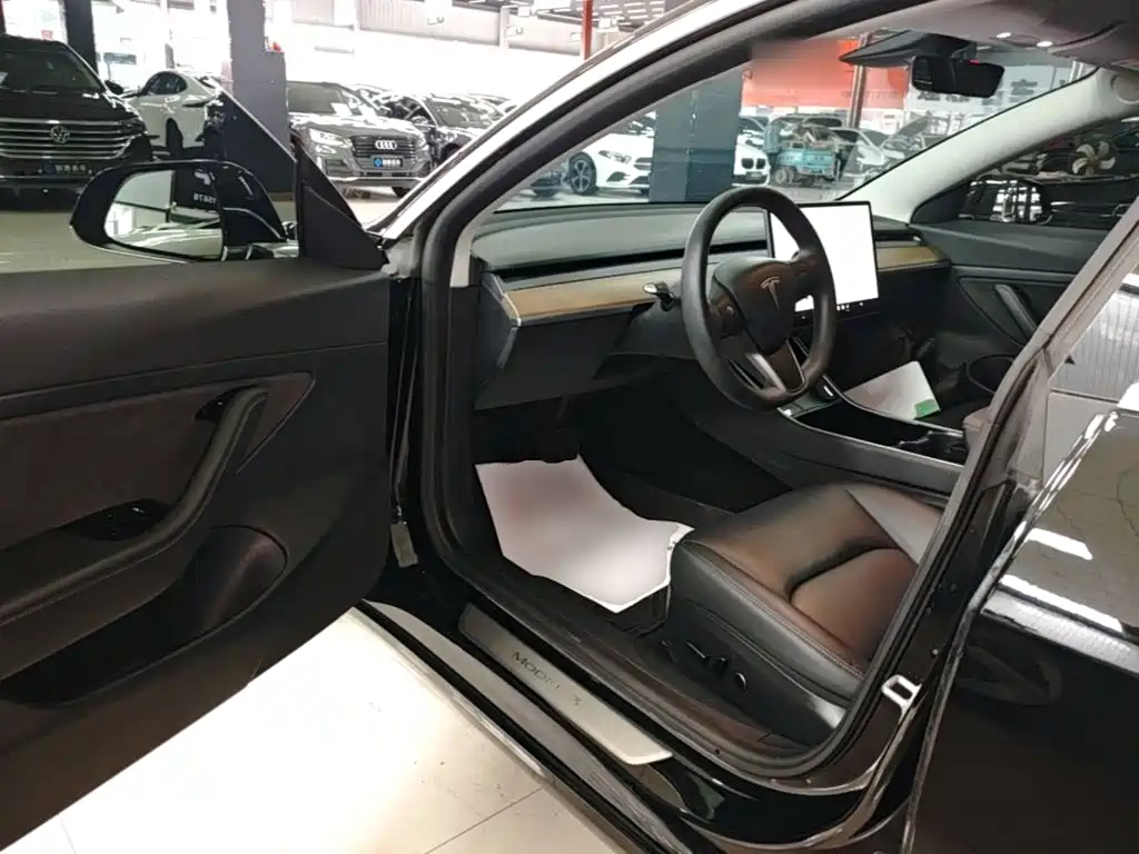 Tesla Model 3 — миниатюра 16