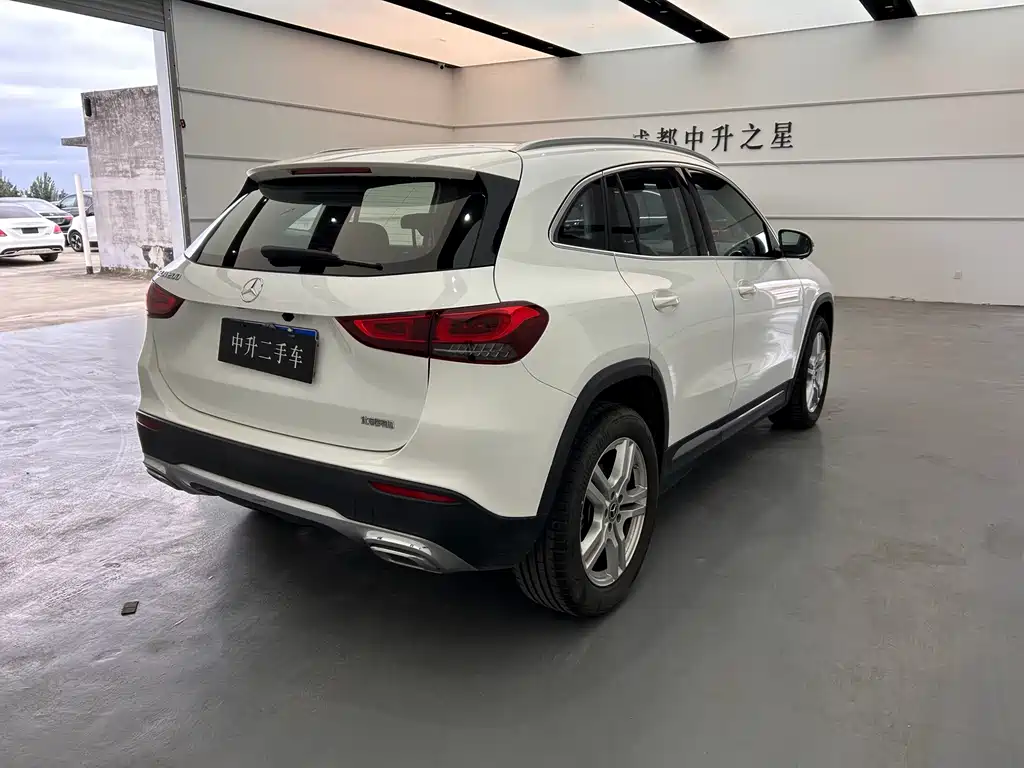 MERCEDES-BENZ GLA