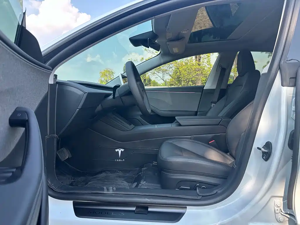 Tesla Model 3 — миниатюра 7