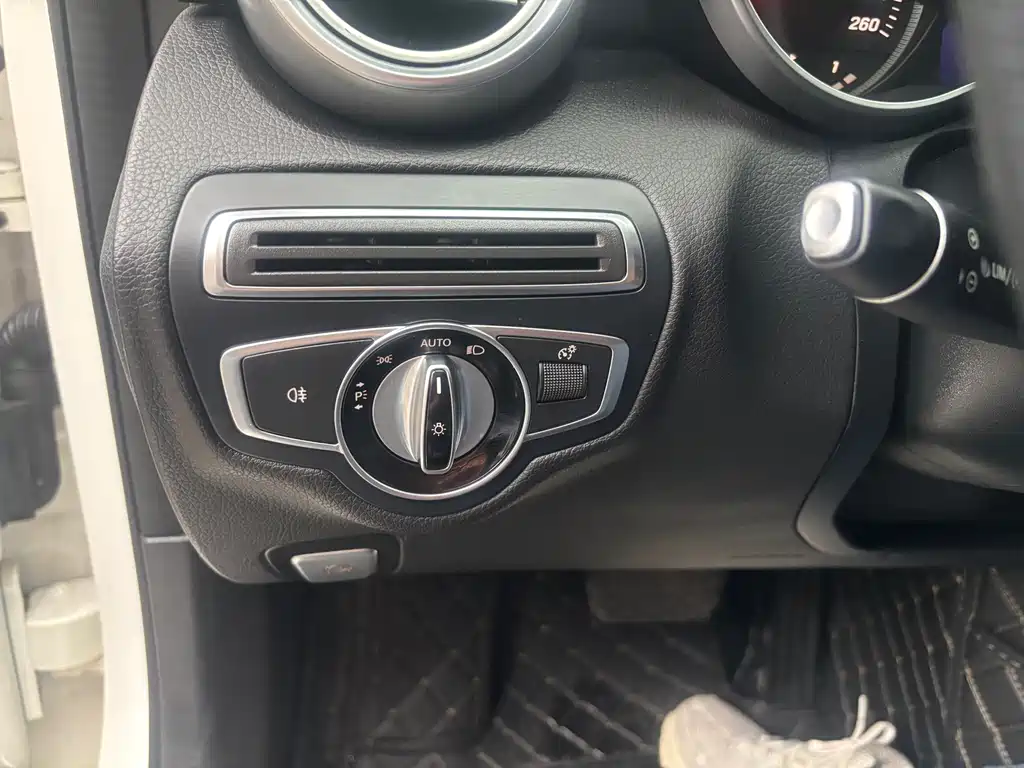 Mercedes-Benz C-Class — миниатюра 12