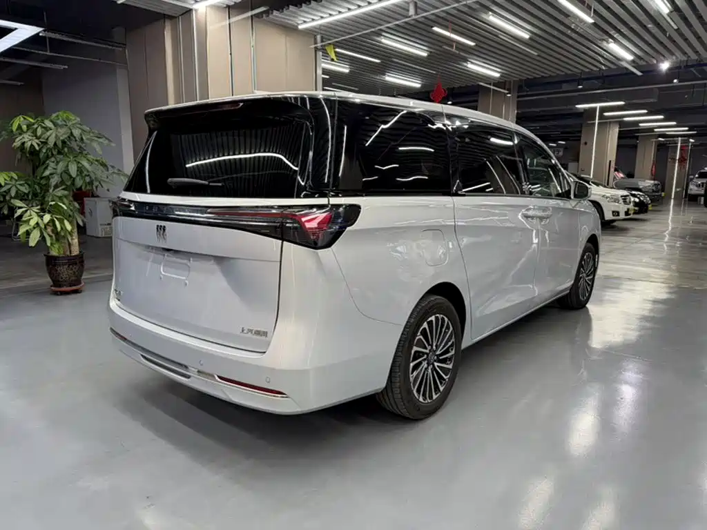 Buick GL8 Hybrid — миниатюра 7