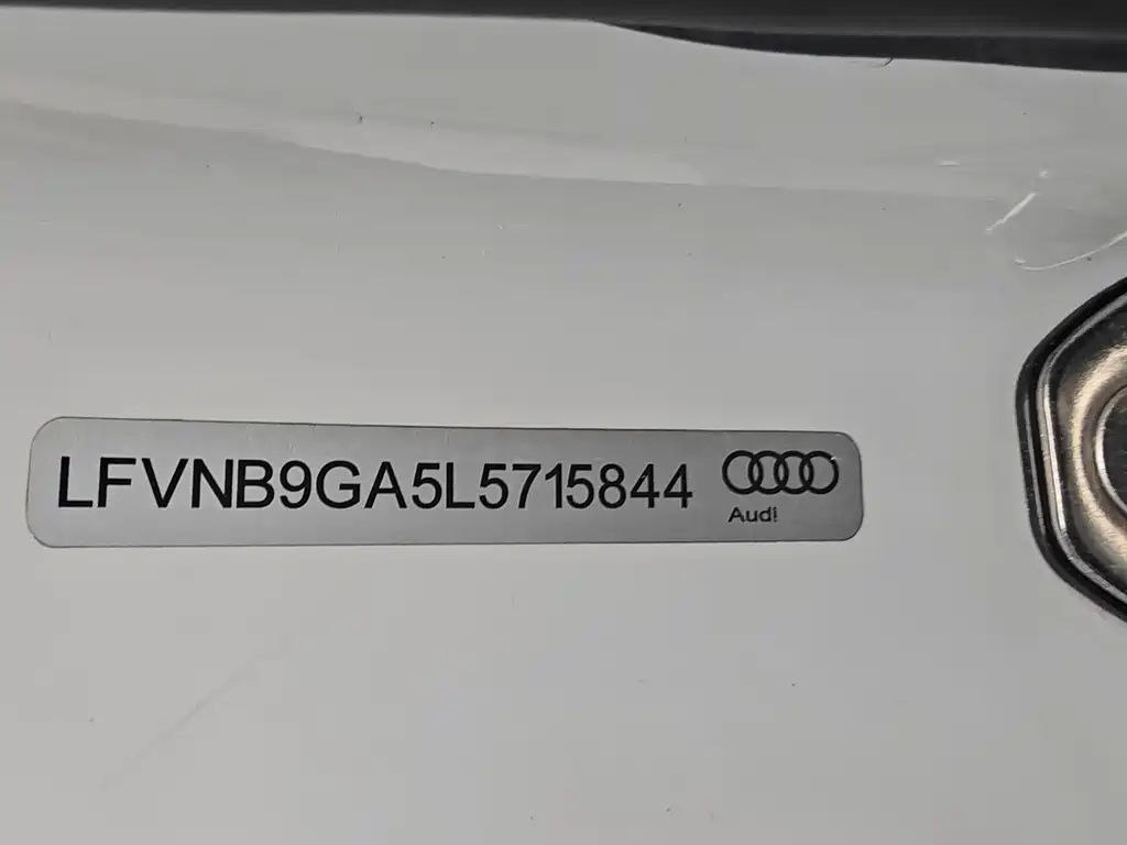 Audi Q2L e-tron — миниатюра 4