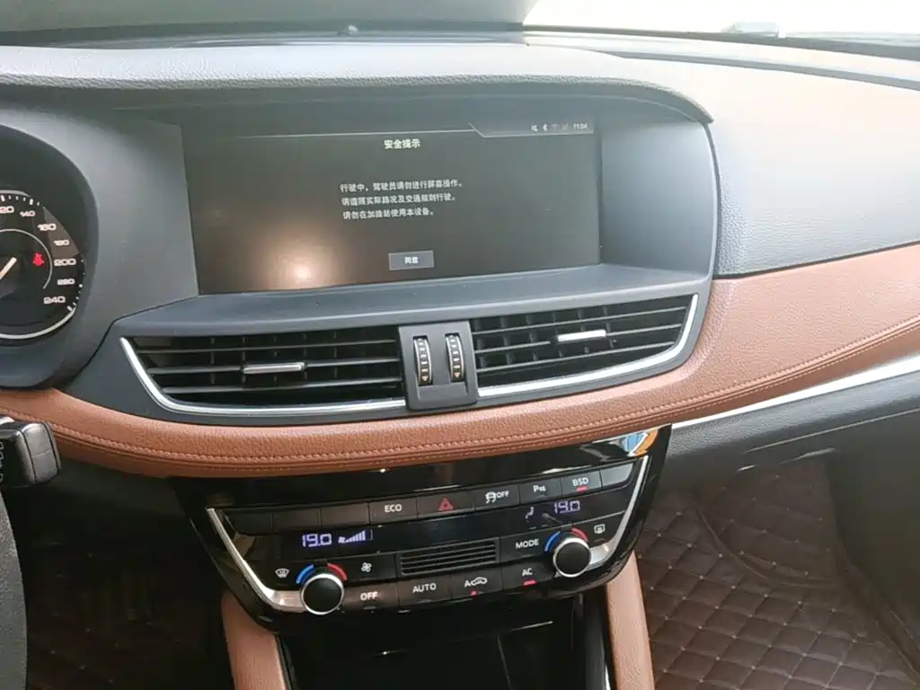 Borgward BX7 — миниатюра 13