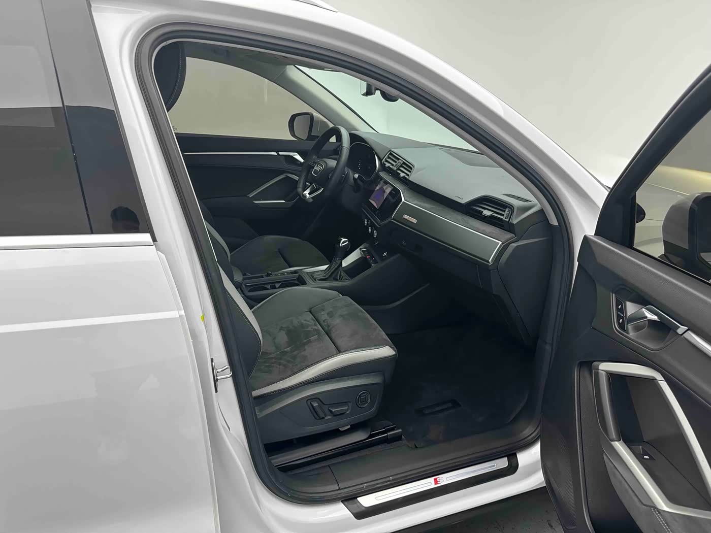Audi Q3 1.4 л 2022 г. Белый, пробег 35000 км