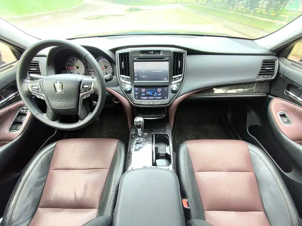 Toyota Crown — миниатюра 15