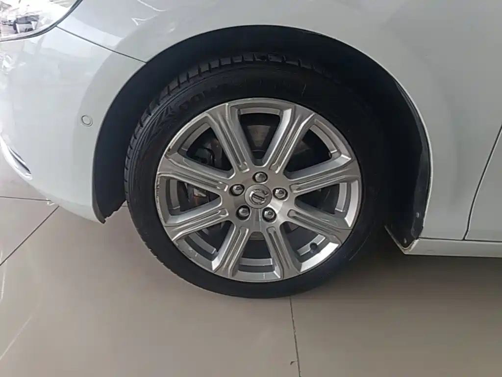 Volvo V40 — миниатюра 23