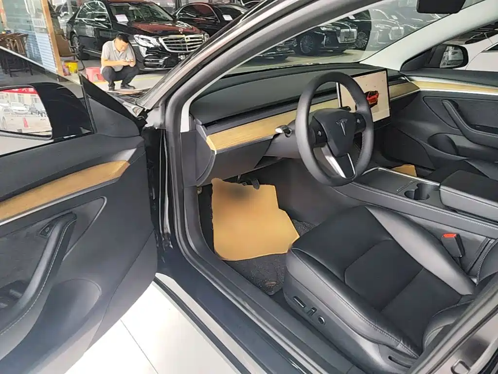 Tesla Model 3 — миниатюра 16