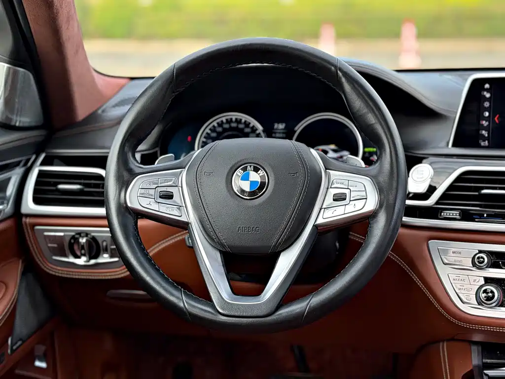 BMW 7 Series — миниатюра 11