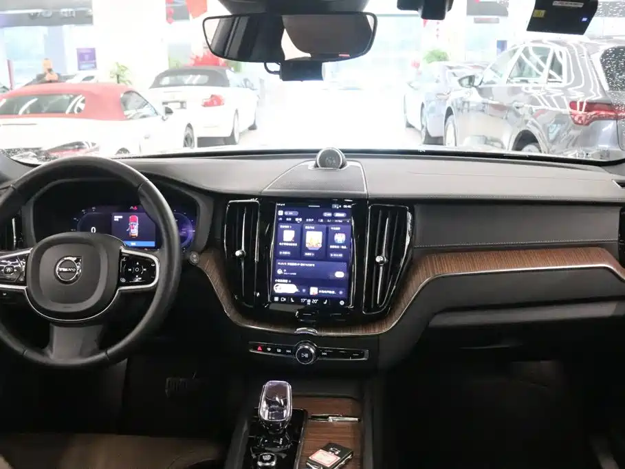 Volvo XC60 PHEV — миниатюра 4