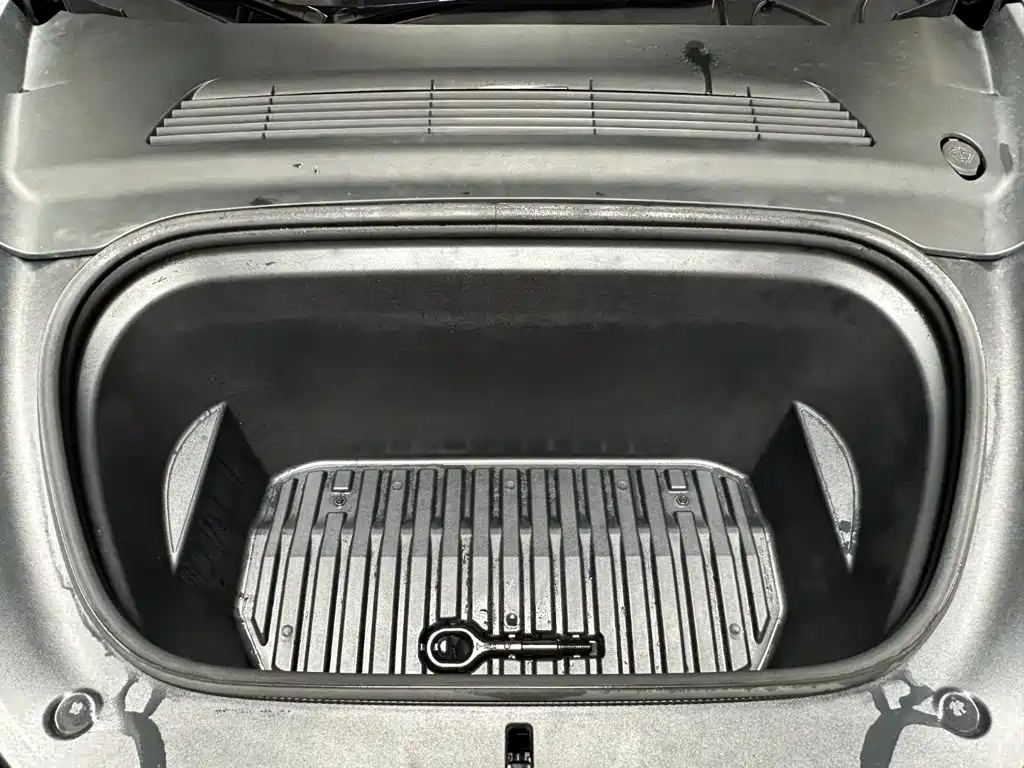 Tesla Model Y — миниатюра 7