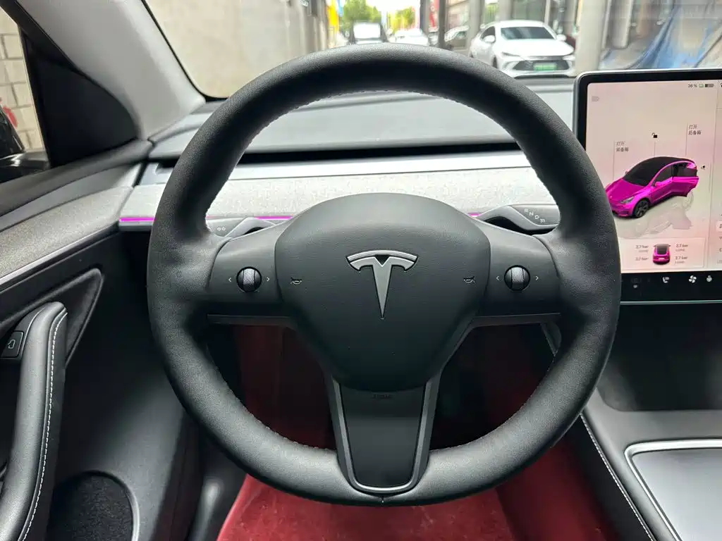 Tesla Model Y — миниатюра 12